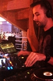 dj en cation dans un bar