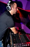 dj en action dans une discothèque