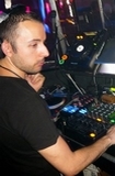 dj en action dans une discothèque