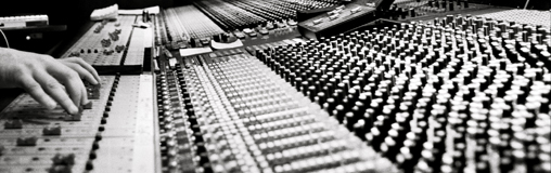 Grande table de mixage dans un studio